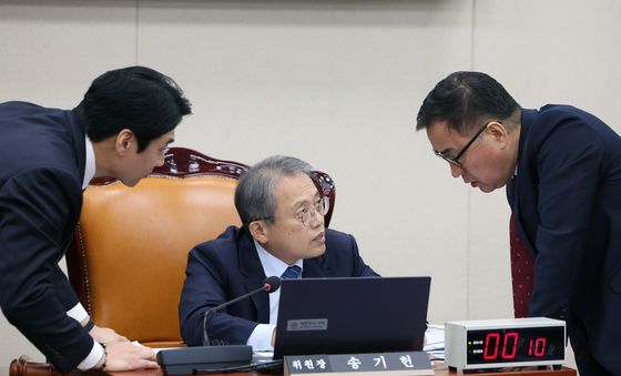 [국감] 與野 간사와 대화 나누는 송기헌 위원장