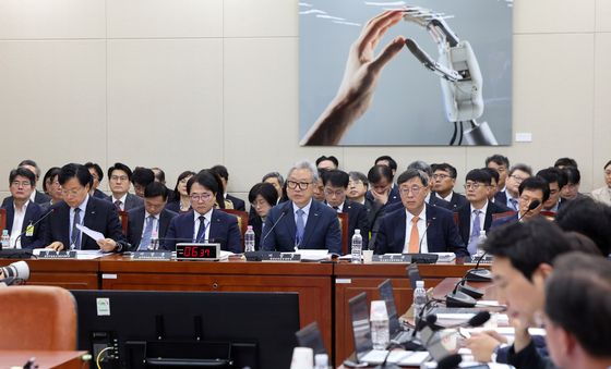 [국감] 질의에 답하는 이상중 원장