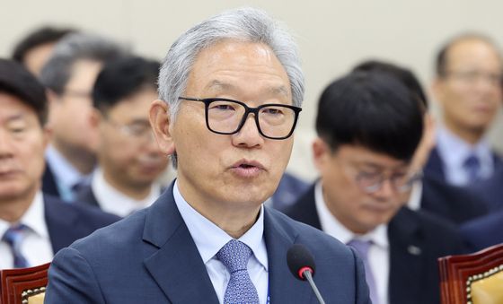 [국감] 질의에 답하는 이상중 한국인터넷진흥원장