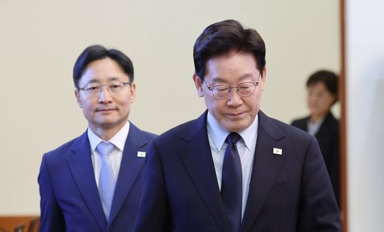 수석보좌관회의 입장하는 이재명 대통령과 임광현 비서실장
