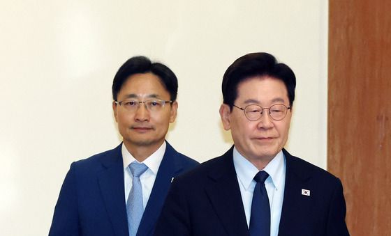 수석보좌관회의 입장하는 이재명 대통령·임광현 비서실장