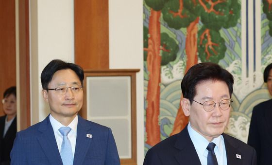 이재명 대통령·임광현 비서실장, 수석보좌관회의 입장