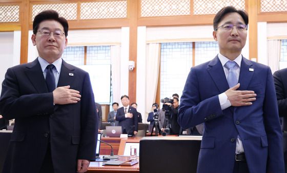 수석보좌관회의 국민의례 하는 이재명 대통령·임광현 비서실장