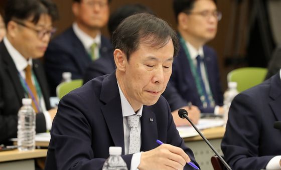 [국감] 의원 질의 듣는 정정훈 한국자산관리공사 사장