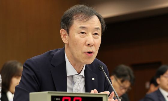 [국감] 의원 질의 답변하는정정훈 한국자산관리공사 사장