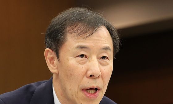 [국감] 의원 질의 답변하는정정훈 한국자산관리공사 사장