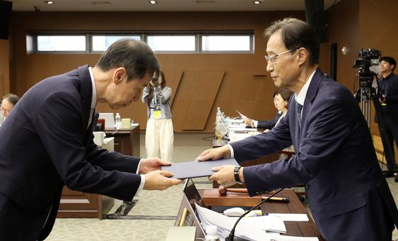[국감] 증인 선서문 제출하는 정정훈 한국자산관리공사 사장