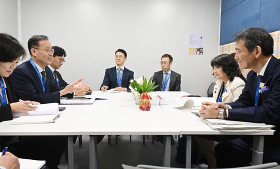 면담하는 이형일 부총리와 가타야마 사쓰키 일본 재무장관