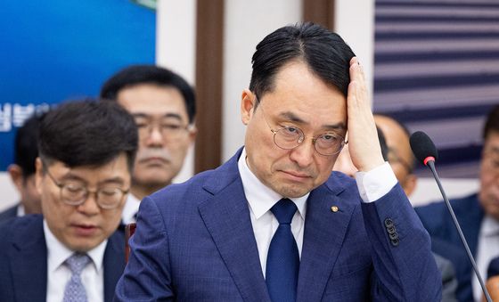 [국감] 질의 경청하는 이헌욱 한국부동산원장
