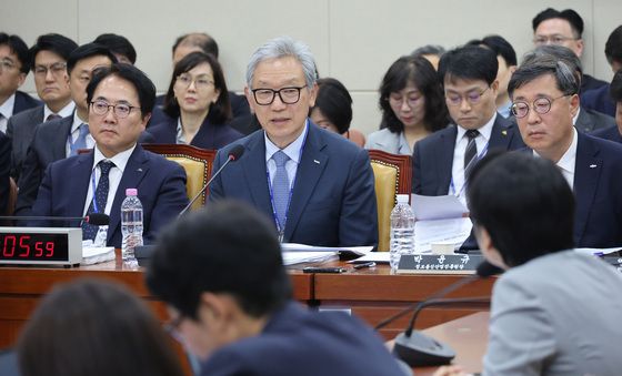 [국감] 대규모 해킹 관련 답변하는 이상중 원장