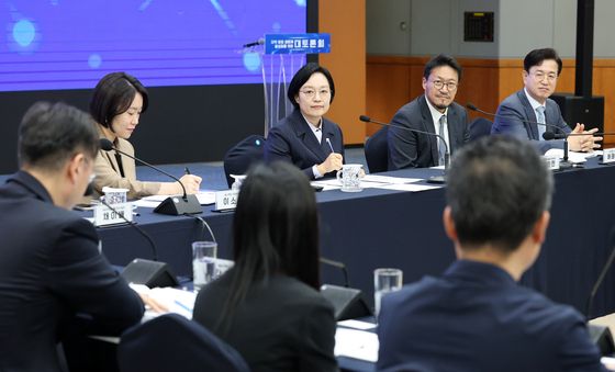 토론자 의견 경청하는 한 총리