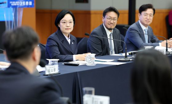 토론자 의견 경청하는 한성숙 총리