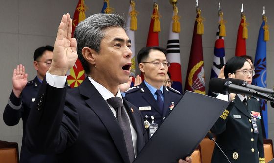 [국감] 선서하는 강신철 국방부 장관