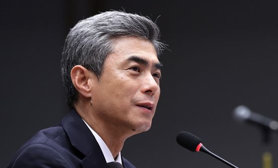 [국감] 의원 질의에 답하는 강신철 장관