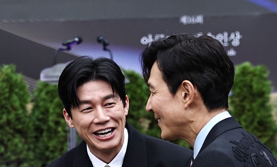 이정재와 인사 나누는 '참교육' 김무열