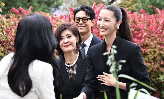 이영애와 인사 나누는 이재·샘킴 부부