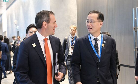 대화하며 이동하는 한·호주 재무장관