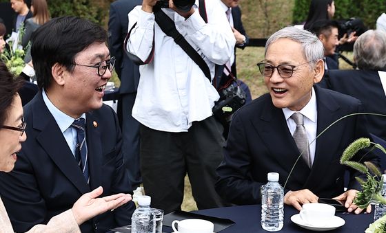 대화 나누는 최휘영 장관과 유인촌 전 장관