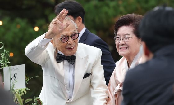 인사하는 원로 배우 신영균