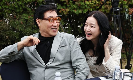 이영애 '재산2조' 남편과 다정한 나들이