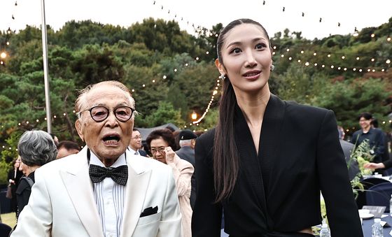 손주 사위 찾은 신영균