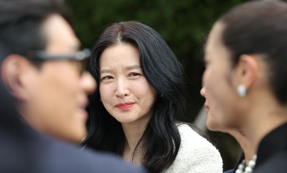 이영애, 이재 예비 부부 바라보는 따뜻한 눈빛