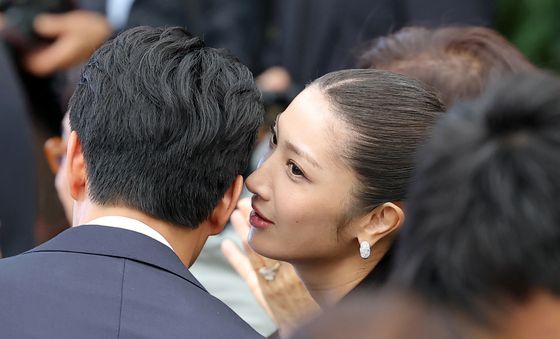 이재·샘 킴, 알콩달콩 귀엣말