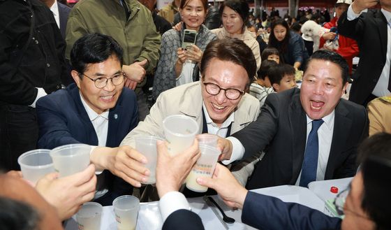 건배하는 김민석 대표·이원택 지사·최영일 군수