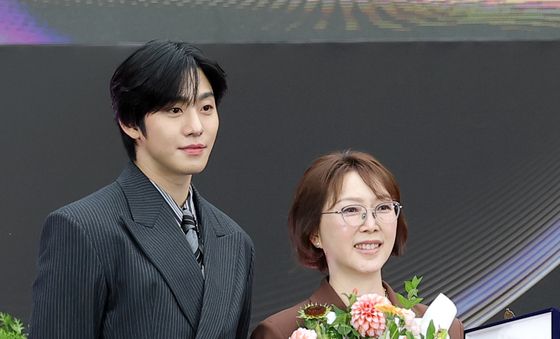 포즈 취하는 안효섭과 김도영 감독
