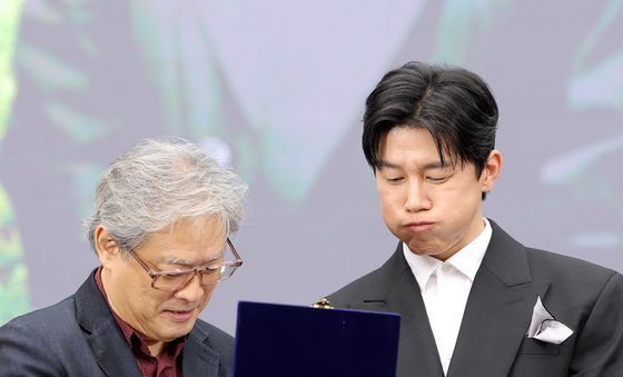 영화예술인상 수상하는 김무열