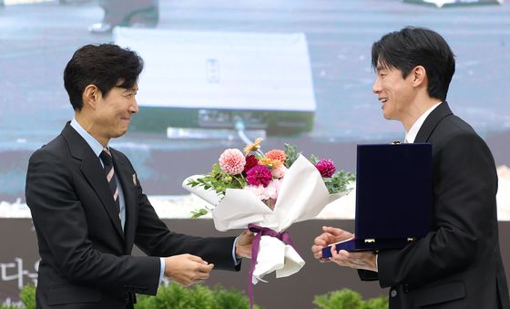 이정재에게 꽃다발 받는 김무열