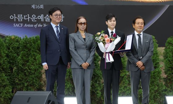 '故 안성기 차남' 안필립, 아름다운예술인상 대리 수상