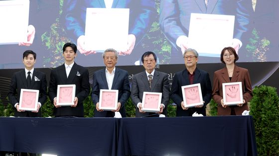 포즈 취하는 아름다운예술인들
