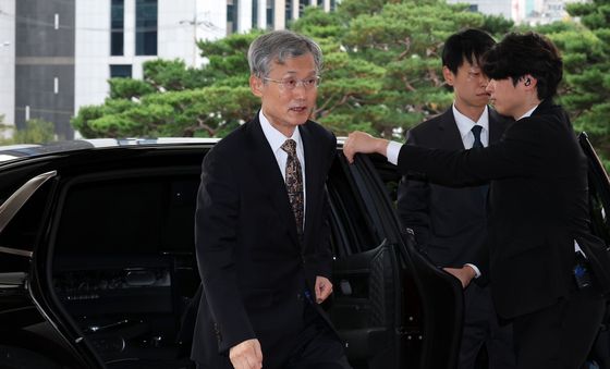 차량에서 내려 대법원 향하는 조희대 대법원장