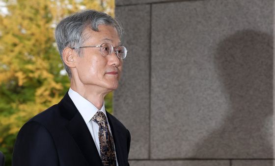 굳은표정으로 출근하는 조희대 대법원장