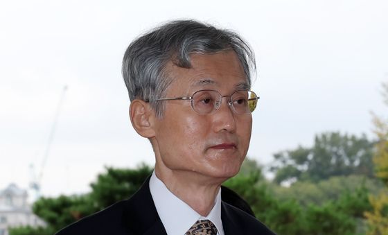 출근하는 조희대 대법원장