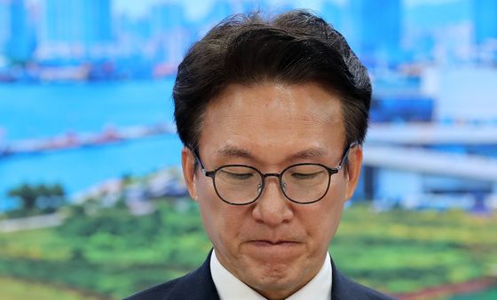 생각 잠긴 김민석 대표