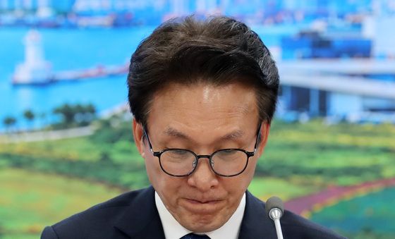 생각 잠긴 김민석 대표