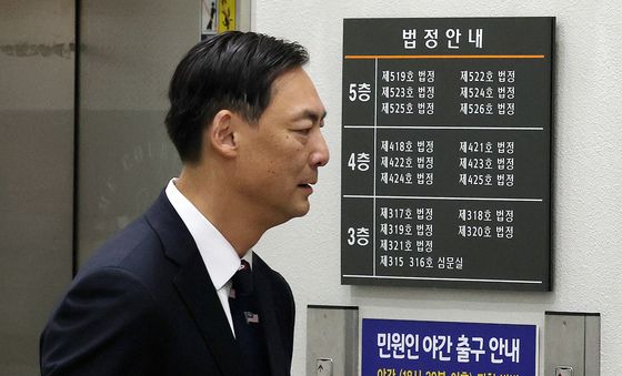 명예훼손 공판 출석하는 모스 탄 전 교수