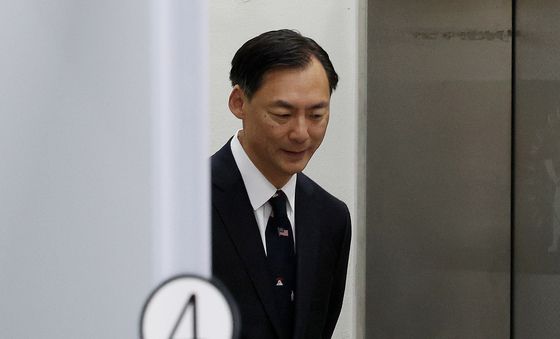 법정 향하는 모스 탄 전 교수
