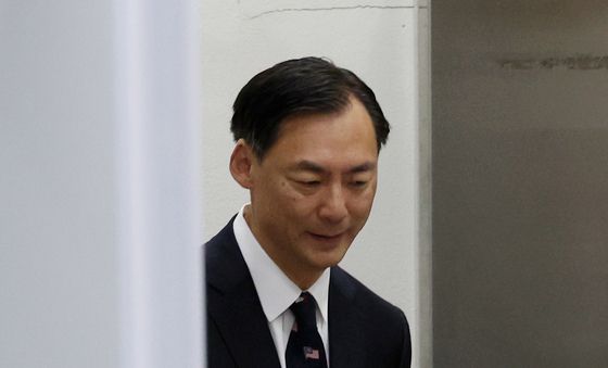 명예훼손 재판 출석하는 모스 탄 전 교수