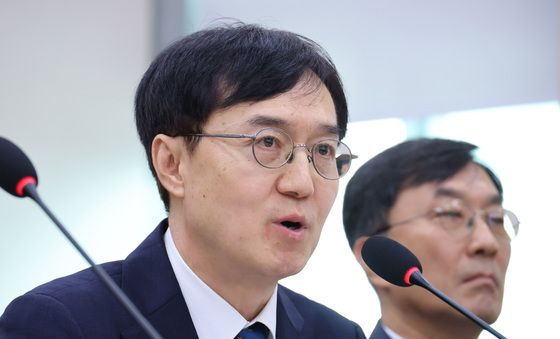 [국감] 격려금 관련 답변하는 오민석 법원장