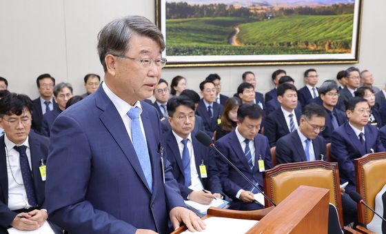 [국감] 국정감사 업무보고하는 김지형 위원장