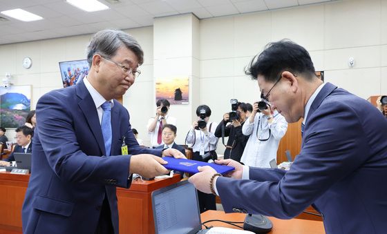 [국감] 선서문 제출하는 김지형 위원장