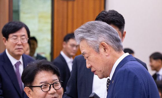 [국감] 인사 나누는 강호동 농협중앙회장과 우희종 한국마사회장