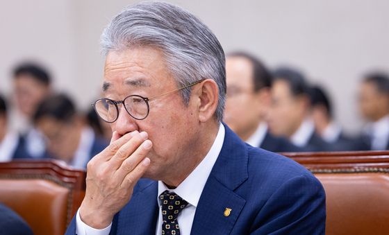 [국감] 얼굴 매만지는 강호동 농협중앙회장