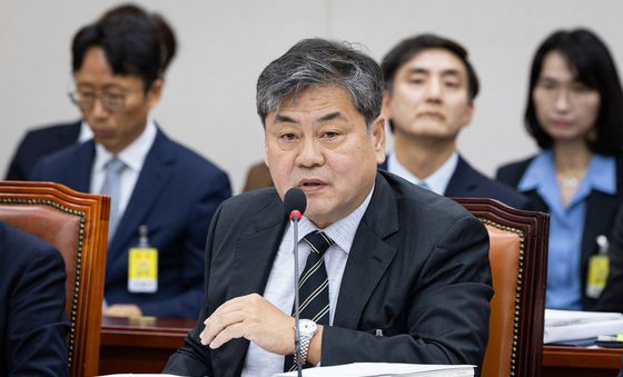 [국감] 질의 답하는 이인재 인천대학교 총장