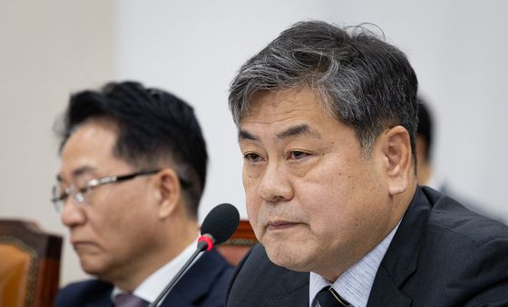 [국감] 질의 듣는 이인재 인천대 총장