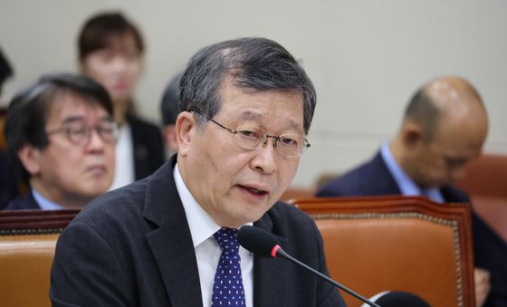 [국감] 의원 질의 답변하는 박수근 중앙노동위원장