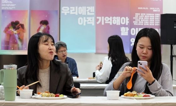 '이태원 참사 희생자들을 기리며'